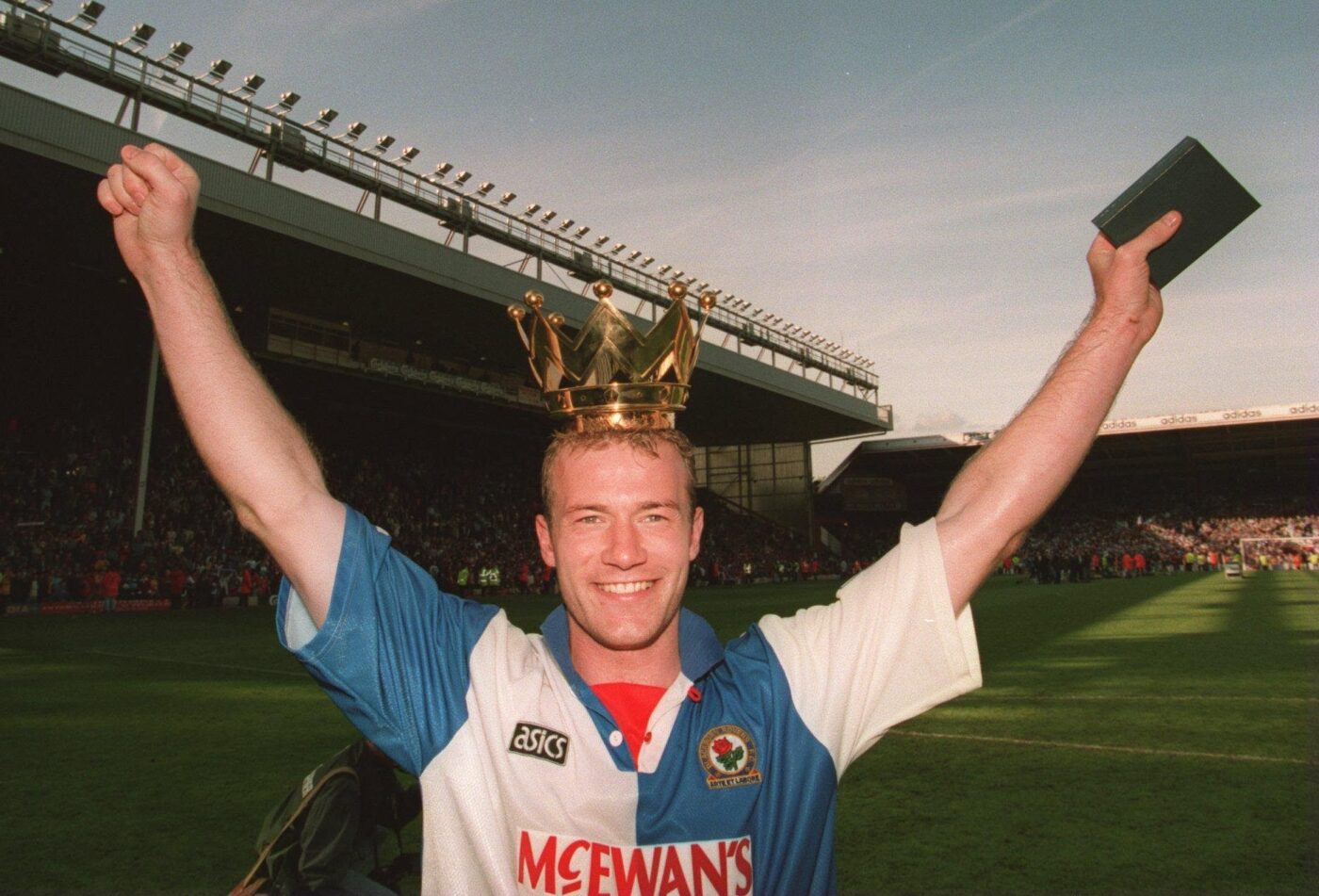 Alan Shearer của Blackburn Rovers là Vua phá lưới Premier League 1994/95