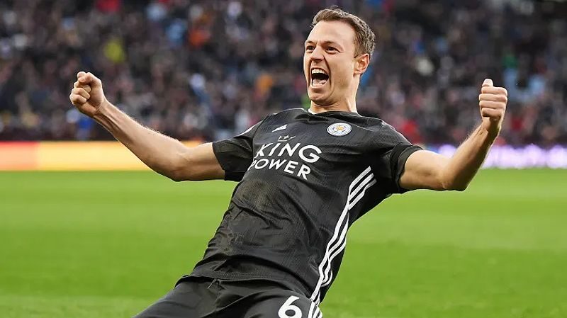 Jonny Evans trong trận đấu giữa Aston Villa và Leicester