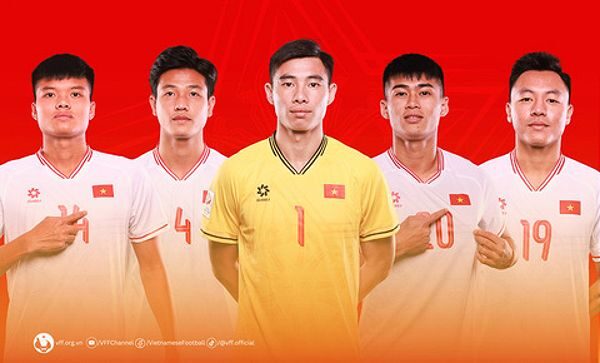 Thành viên ban cán sự U23 Việt Nam tại VCK U23 châu Á 2024, đội trưởng thủ môn Quan Văn Chuẩn (áo vàng) và 4 đội phó