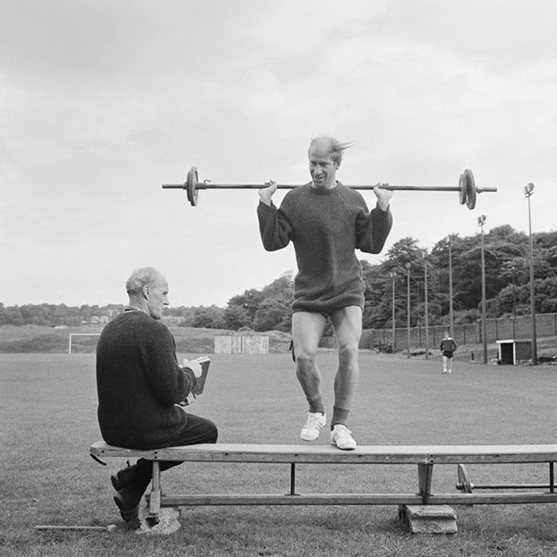 Huyền thoại Bobby Charlton trong màu áo Manchester United.