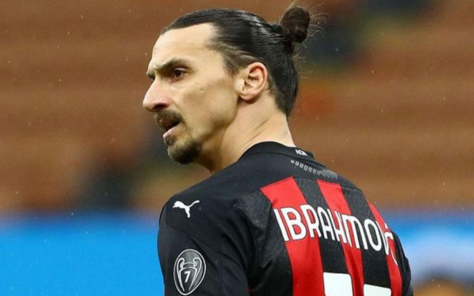 Kiểu tóc dài buộc gọn gàng của Zlatan Ibrahimović, cầu thủ bóng đá Thụy Điển.