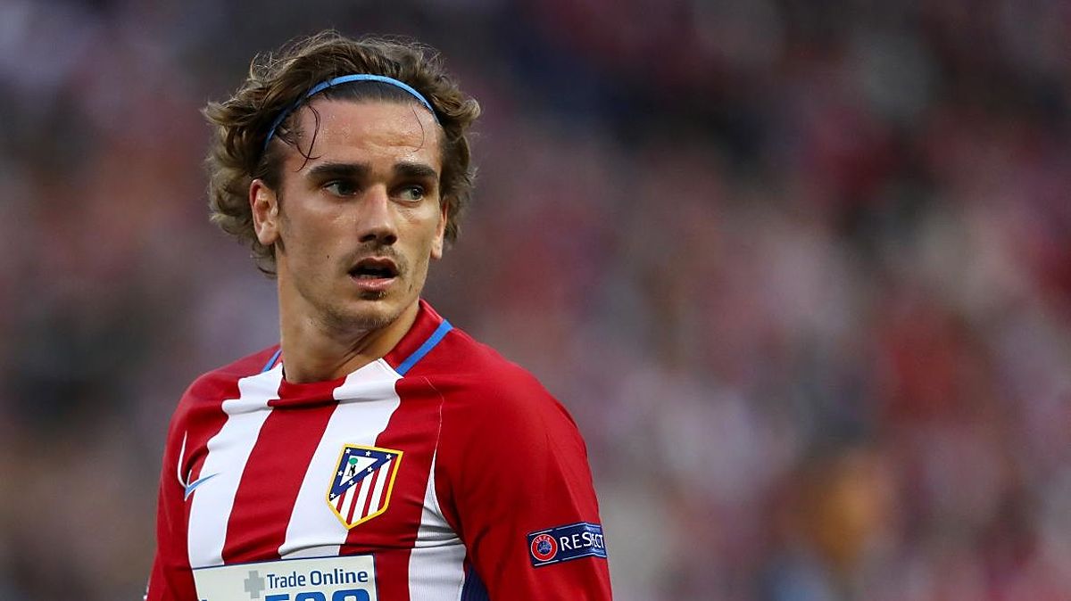 Kiểu tóc dài gọn gàng của Antoine Griezmann, cầu thủ bóng đá người Pháp, với băng đô cài tóc.