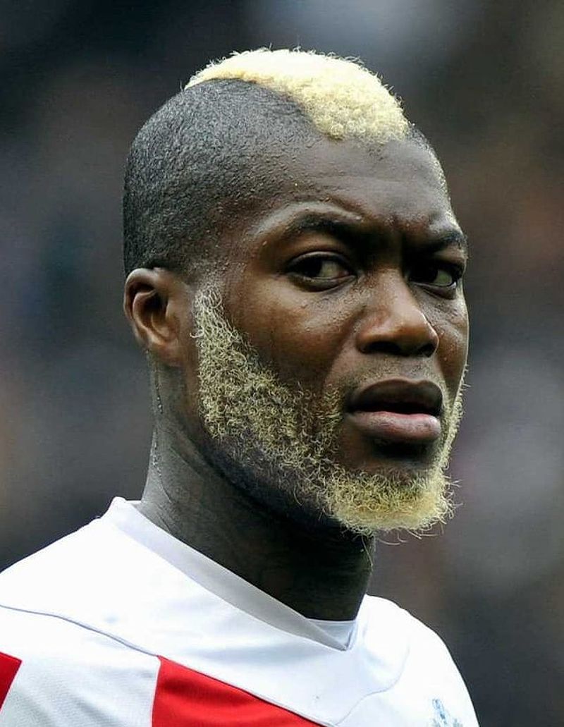 Kiểu tóc nhuộm nổi bật của Djibril Cissé, cầu thủ bóng đá người Pháp.