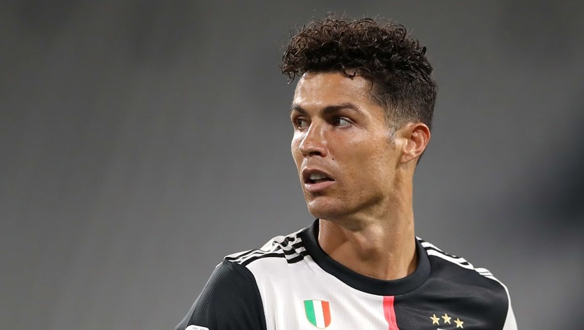 Kiểu tóc xoăn xù cạo hai bên của Ronaldo, một trong những cầu thủ vĩ đại nhất mọi thời đại.