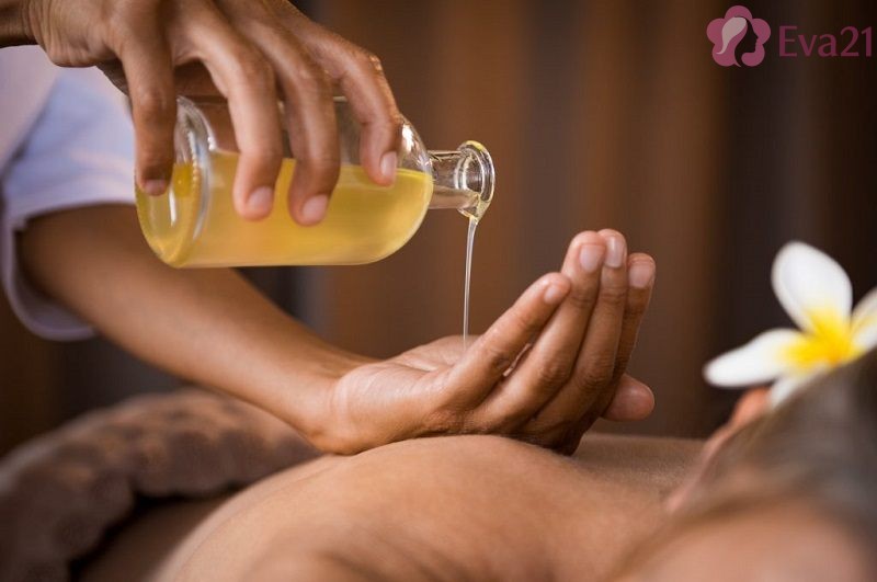 Sử dụng dầu massage sáp ong xoa quanh vùng tai